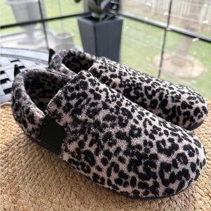 Vionic Black and Tan Leopard Slippers